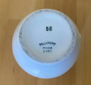 Niet of onleesbaar gesigneerd - Pillivuyt Paris - wit porseleinen bloemensteker kopen? Bied vanaf 1!