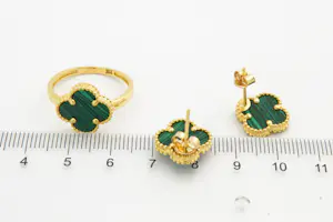 48 - Fraaie set  20krt gouden ring  + paar oorstekers met malachiet klaver 4 kopen? Bied vanaf 380!