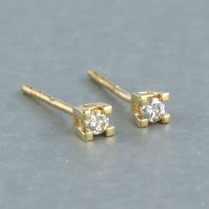 18k gouden solitair oorknoppen bezet met briljant geslepen diamant tot. 0,12ct. kopen? Bied vanaf 1!