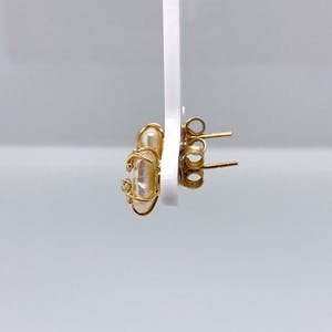 18 kt gouden handgemaakte oorstekers met zaadparel en diamant, 2,41gr kopen? Bied vanaf 65!