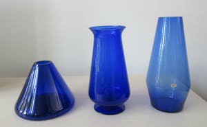 Niet of onleesbaar gesigneerd - Drie blauwe vintage glazen vazen kopen? Bied vanaf 1!