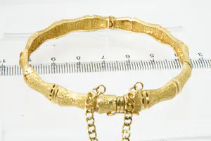 Surinaamse 18 krt geel-gouden zg. "Bamboe" armband - glad/ruw model - kopen? Bied vanaf 640!