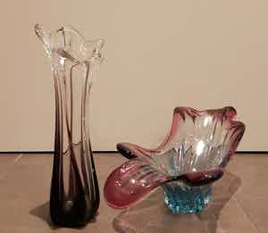 Niet of onleesbaar gesigneerd - Glazen vaas en schaal verkocht voor € 1!