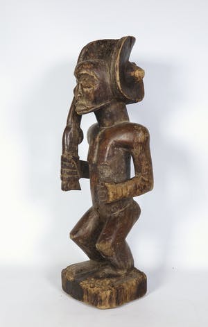 Chokwe - Houten krijgerbeeld met geweer en koninklijk kapsel kopen? Bied vanaf 1!