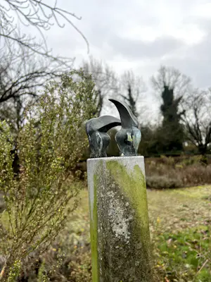 John Spek - zeer vrolijk beeld van twee bronzen vogels op een hoge dunne sokkel van steen kopen? Bied vanaf 400!