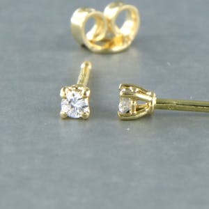 18k gouden solitair oorknoppen bezet met briljant geslepen diamant tot. 0,14ct kopen? Bied vanaf 1!