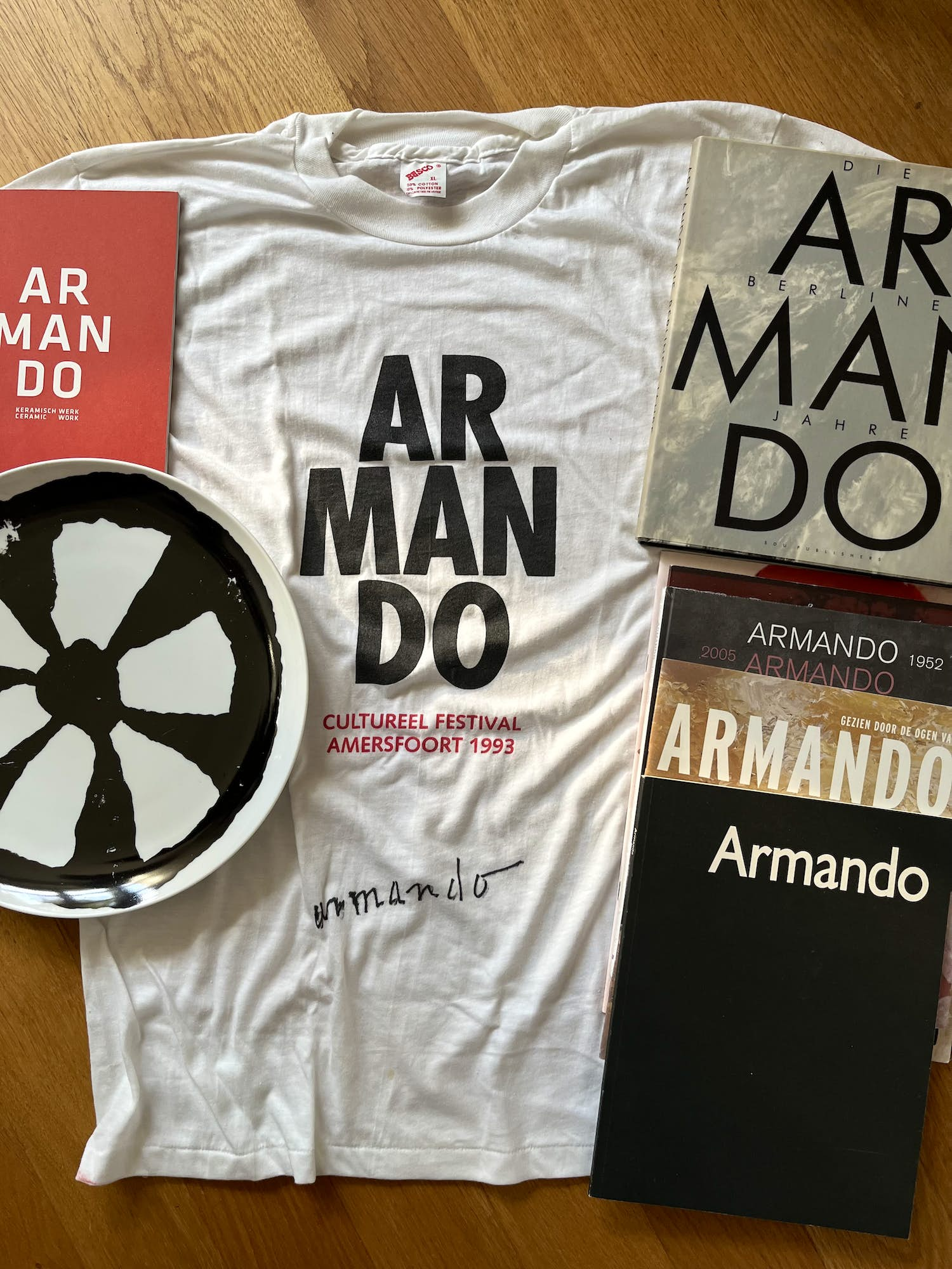 Armando - 3 boeken + 3 gesigneerde catalogussen + gesigneerd T-shirt+ bord sold for € 75!