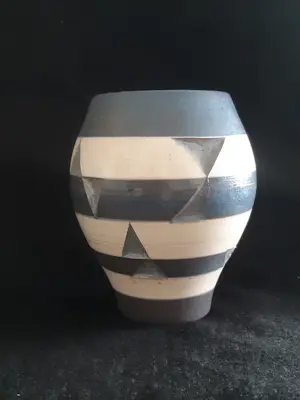 Frans Tuinstra - Handgedraaide, gesigneerde en gedateerde (1960) Sgraffito Vaas kopen? Bied vanaf 40!