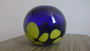 Niet of onleesbaar gesigneerd - Transparante kobaltblauwe glazen bolvaas met gele vlekken kopen? Bied vanaf 1!