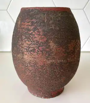 Niet of onleesbaar gesigneerd - Vintage kunstaardewerken vaas met roodbruin lusterglazuur en zwart bruisglazuur verkocht voor € 1!