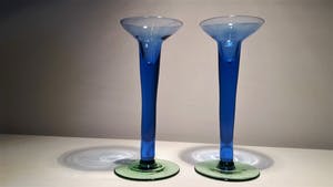 Niet of onleesbaar gesigneerd - Twee design glazen kaarsenhouders blauw met groene voet kopen? Bied vanaf 1!