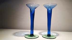 Niet of onleesbaar gesigneerd - Twee design glazen kaarsenhouders blauw met groene voet verkocht voor € 1!
