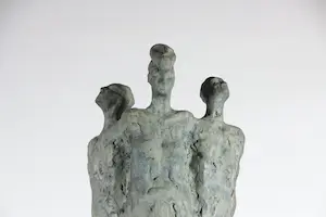 Henriette Hemels - Keramieken beeld, Maskers af (met sokkkel) kopen? Bied vanaf 150!