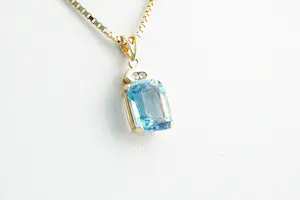 126- Fijn 18 krt  gouden collier en 14 krt gouden diamant/aquamarijn hanger kopen? Bied vanaf 240!