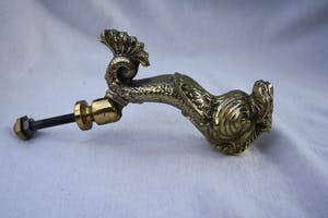 Niet of onleesbaar gesigneerd - Fraaie Oude Bronzen Vuur Vergulde Deur Klopper in Mythische Stijl. kopen? Bied vanaf 1!