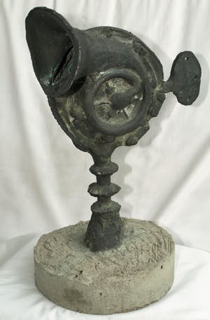 Niet of onleesbaar gesigneerd - Bronzen beeld op betonnen voet , "Autoclaxon" kopen? Bied vanaf 1!