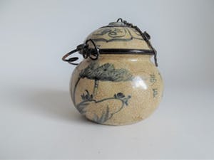 Niet of onleesbaar gesigneerd - Chinees porselein opium potje met decoratie en karakters kopen? Bied vanaf 10!