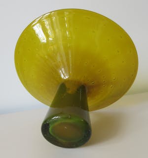 Niet of onleesbaar gesigneerd - Olijfgroen vrij geblazen glazen object kopen? Bied vanaf 1!