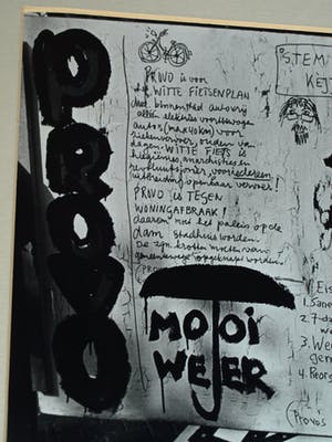 Cor Jaring - Foto , Verkiezingsbord Provo 1966 - ingelijst - 1987 kopen? Bied vanaf 75!