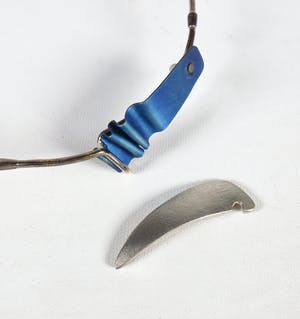 Huub Mikx - Zilveren spang-collier met wisselplaatjes kopen? Bied vanaf 1!