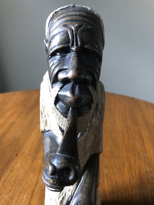 Niet of onleesbaar gesigneerd - Afrikaans grootvader beeld met pijp kopen? Bied vanaf 1!