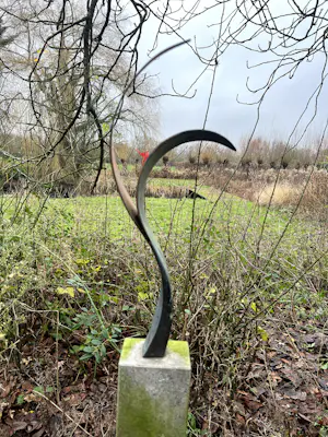 John Spek - mooi abstract bronzen beeld op een hoge dunnen sokkel van steen kopen? Bied vanaf 200!