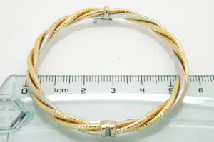 41 - Charmante 18 karaats gouden tri-color "gevlochten" dames armband kopen? Bied vanaf 415!