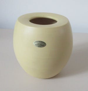 Adrie Moerings - Zacht geel keramisch vaasje kopen? Bied vanaf 1!