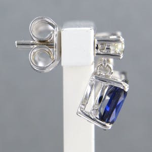 18k witgouden oorknoppen met saffier tot. 2,15ct en diamant 0.12 ct kopen? Bied vanaf 420!