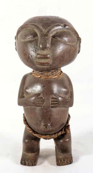 Pygmee - Vruchtbaarheidsbeeld met raffia versieringen verkocht voor € 1!