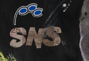 Wil van der Laan - Gemengde techniek op papier, Meisje op dwarsfluit - Ingelijst kopen? Bied vanaf 150!