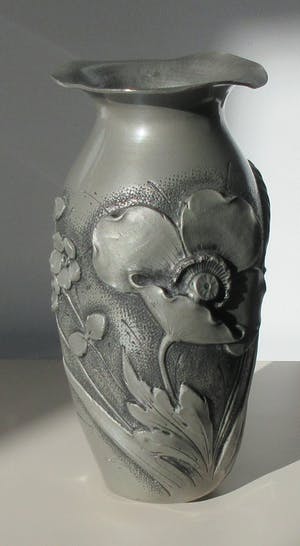 Niet of onleesbaar gesigneerd - Art nouveau hand versierde tinnen vaas door Francois Cortesi kopen? Bied vanaf 10!