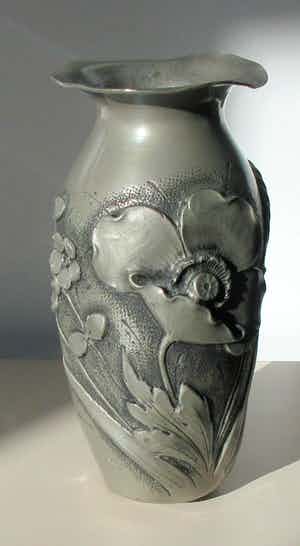 Niet of onleesbaar gesigneerd - Art nouveau hand versierde tinnen vaas door Francois Cortesi verkocht voor € 10!