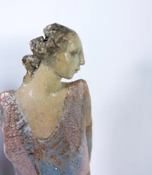 Willemijn van der Meer - Set van 2 keramieken sculpturen, Dames in jurk kopen? Bied vanaf 250!