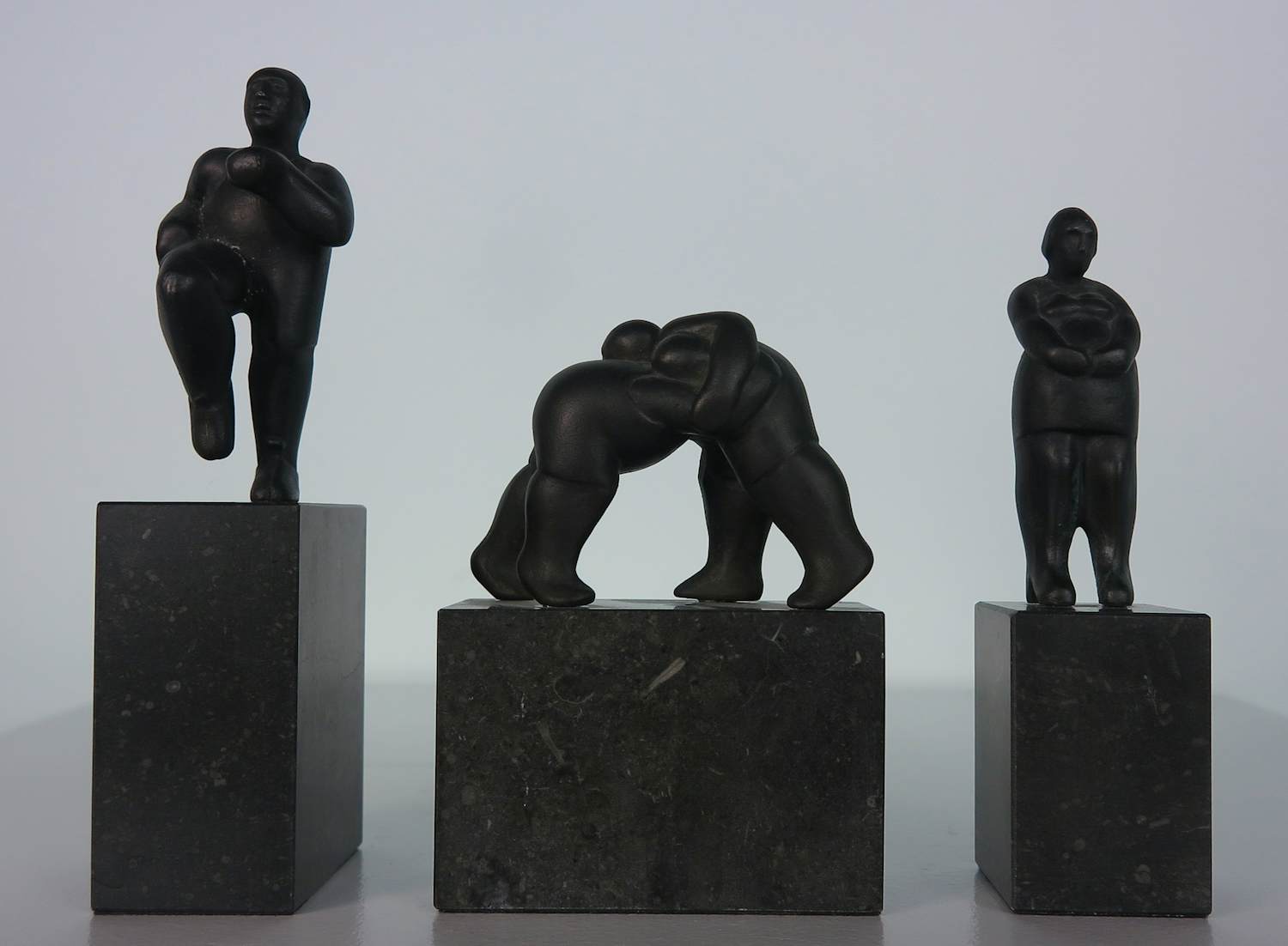 Jan Pieter Leeuwenburgh - Set van drie bronzen beeldjes, Hardloper, Worstelaars en Zwanger kopen? Bied vanaf 300!