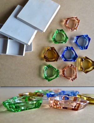 Niet of onleesbaar gesigneerd - Set decoratieve gekleurd glazen Asbakjes - 60-er jaren kopen? Bied vanaf 1!