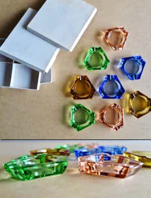 Niet of onleesbaar gesigneerd - Set decoratieve gekleurd glazen Asbakjes - 60-er jaren verkocht voor € 1!