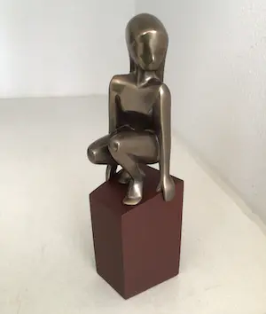 Janneke Ros - Beeld “ SCHOONHEID “. Gesigneerd kopen? Bied vanaf 1!