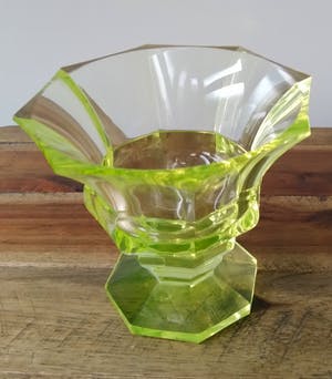 Niet of onleesbaar gesigneerd - 8-kantige vintage vaas van uraniumglas kopen? Bied vanaf 1!