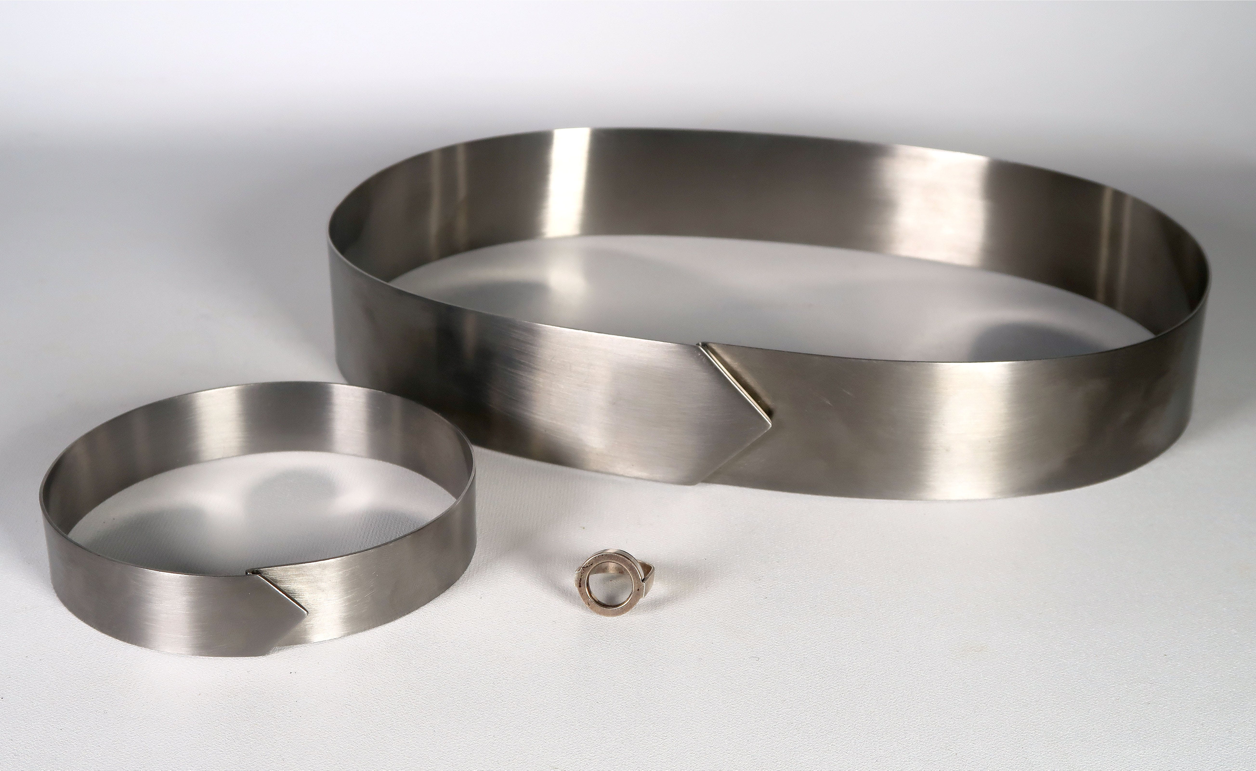 Niet of onleesbaar gesigneerd - Set bestaande uit een ring, ceintuur en halssieraad kopen? Bied vanaf 1!