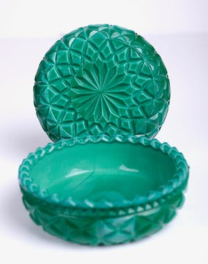 Curt Schlevogt - Art deco dekseldoosje van Malachiet glas met abstract reliëf decor kopen? Bied vanaf 19!