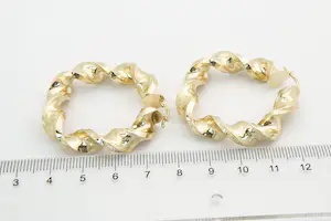 12- paar 14 Krt gouden geblazen & "gedraaide" oorringen - meander motief kopen? Bied vanaf 290!