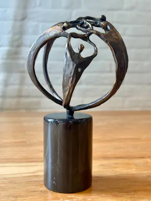 AcheterCorry Ammerlaan - Brons sculptuur getiteld "Samenwerking", rustend op een zwarte marmeren sokkel? Enchérissez de 45!