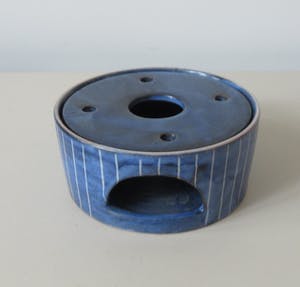 Niet of onleesbaar gesigneerd - Blauw wit lineair gestreept aardewerken theelicht kopen? Bied vanaf 1!