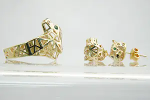 80 - Aparte opengewerkte 18krt geelgouden SET van panter ring en oorstekers kopen? Bied vanaf 400!