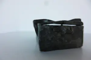 Mieke Oldenburg - Brons, Kastje met beweegbare deuren met vrouwfiguur kopen? Bied vanaf 200!