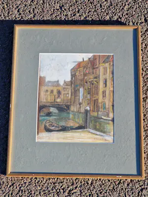 Ans van den Berg - Amsterdamse Joffer - pastel op papier "stadsgezicht met gracht" (den Haag?) kopen? Bied vanaf 88!