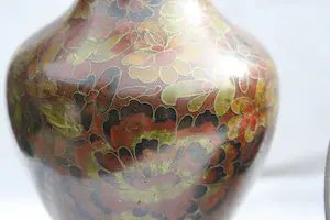 Niet of onleesbaar gesigneerd - Unieke Zeer Oude Bronzen Cloisonne Schaal en twee Cloisonne Vazen (20e eeuw) kopen? Bied vanaf 1!