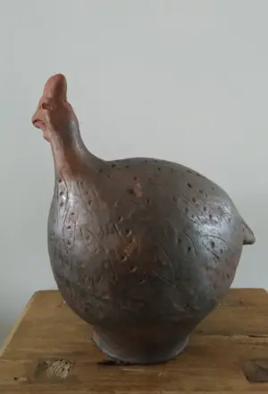 Niet of onleesbaar gesigneerd - Charmante grote kip, keramiek kopen? Bied vanaf 1!