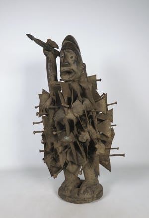 Bakongo - Nkisi beeld / Spijkerbeeld met speer in de hand kopen? Bied vanaf 1!